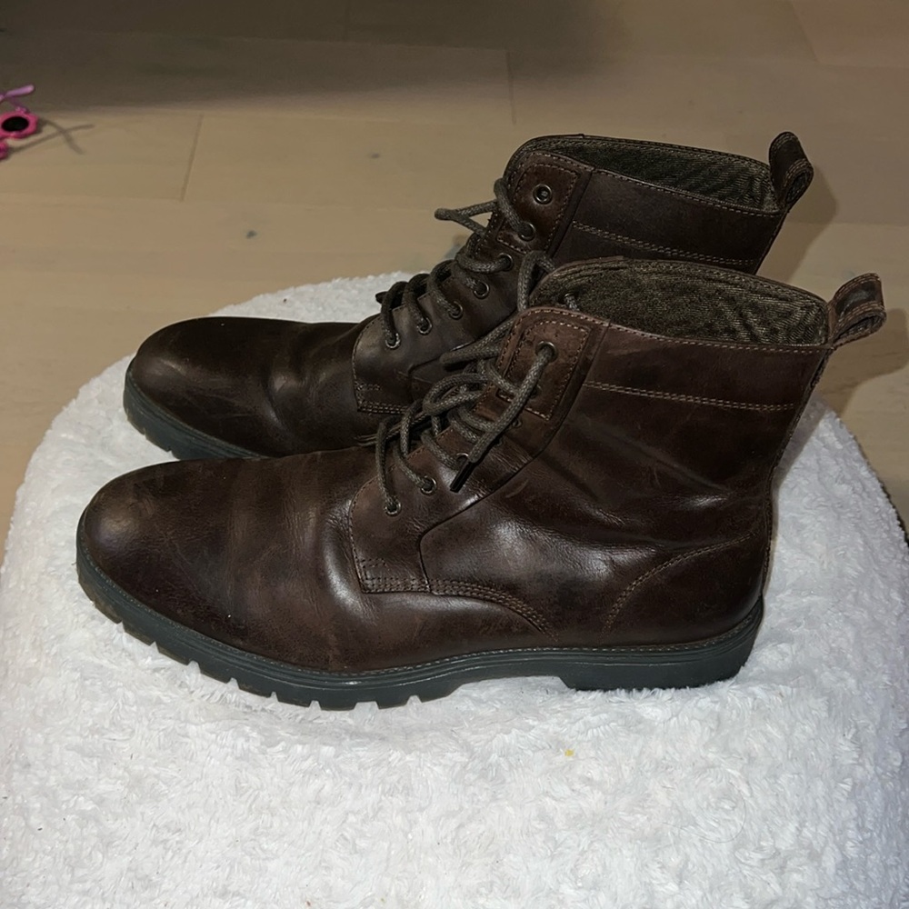 Hello I’m selling a pair of OSOS design Boots size 11.